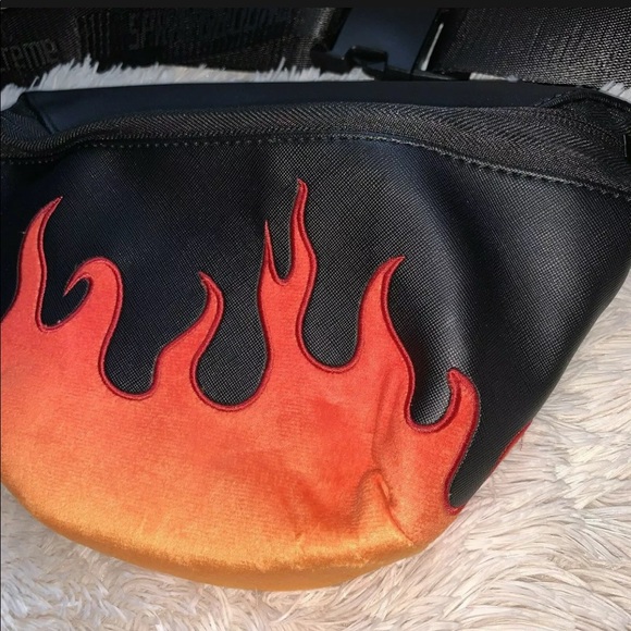 NWT SPRAYGROUND Crossbody Fanny Pack Cream Flame - Picture 4 of 11